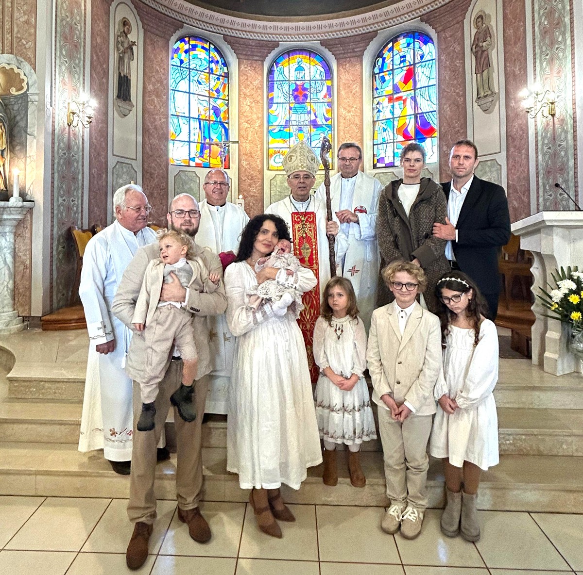 Biskup Radoš krstio Miru Tereziju,  peto dijete obitelji Kušter iz Župe Sračinec